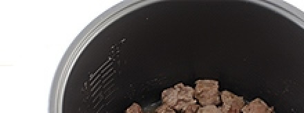 1. Этап. Суп с мясом в мультиварке: Мясо обжариваем на растительном масле в чаше мультиварки, режим 