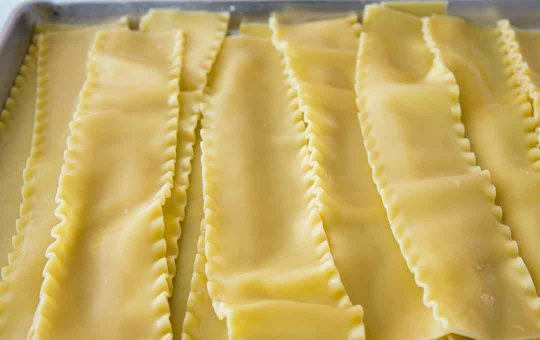 1. Этап. Лазанья простая: Полоски лазаньи отварите по инструкции на упаковке, промойте водой. Форму для выпечки хорошенько смажьте маслом.