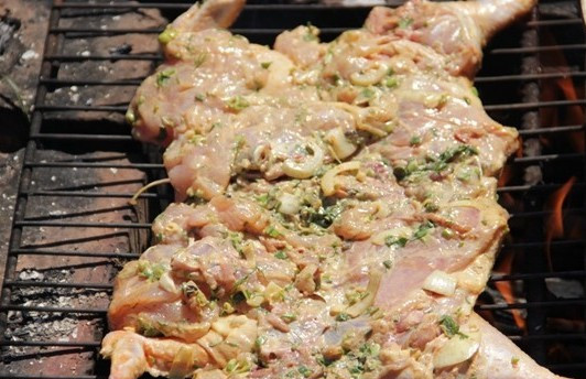 1. Этап. Цыпленок табака на гриле: Аккуратно перекладываем курицу на решетку гриля и готовим ее по 20 минут с каждой стороны.