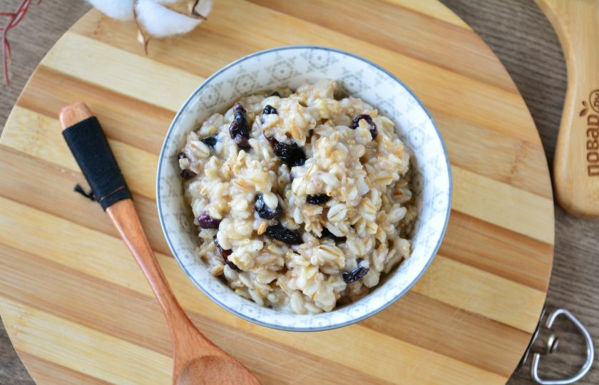 1. Этап. Овсяная каша с изюмом: Готовую кашу подавайте к столу. Она вкусная и ароматная! Приятного аппетита!