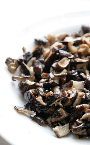 1. Этап. Вареники с картошкой и грибами: На быстром огне в сковородке пожарить нарезанные на средние кусочки грибы. Добавить зелень и смешать с картошкой.