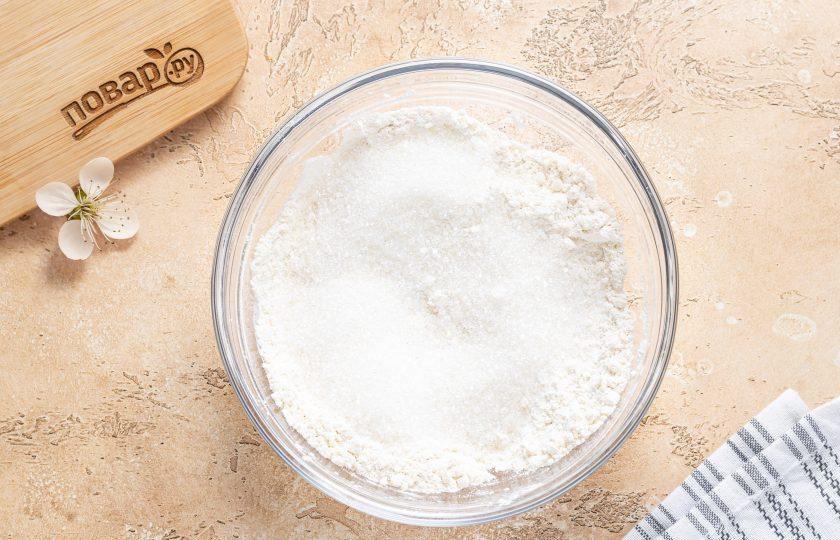 1. Этап. Печенье Mинутка без маргарина: Затем добавьте соль и сахар.