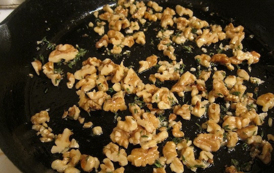 1. Этап. Овсяная крупа: 2. Вымойте шпинат и разделите его между двум тарелками, полейте несколькими каплями бальзамического уксуса. Разогрейте сковороду с оливковым маслом, выложите крупно нарезанные грецкие орехи, тимьян, обжаривайте 2-3 минуты.