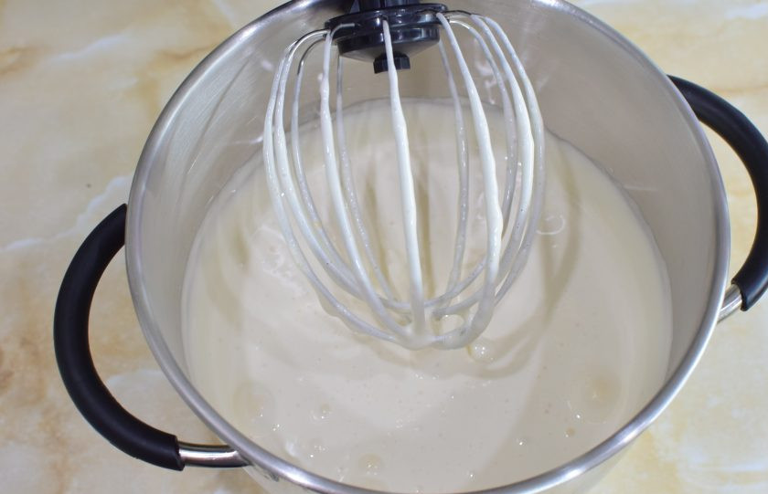 1. Этап. Бисквит в разъемной форме: Яйца стали пышной массой. Постепенно добавляйте к ним мучную массу и горячее молоко. Вмешивайте вручную венчиком.