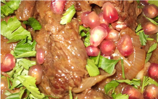 1. Этап. Хазани хоровац: Извлекаем зерна из второго граната, пока мясо в кастрюле тушится. Измельчаем зелень. Когда мясо будет готово, добавляем зелень и гранат специи, соль, перемешиваем, подаем к столу.