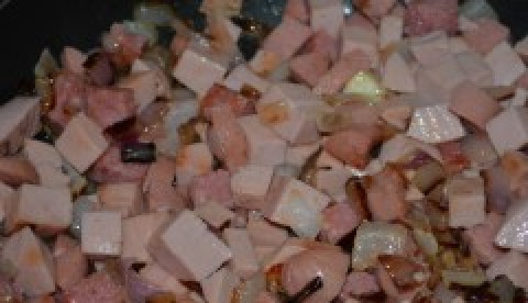 1. Этап. Гуляш из колбасы: 4. Добавьте туда нарезанную колбасу и обжаривайте в течении 5 минут.