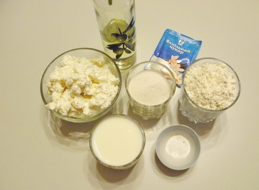 1. Этап. Творожное тесто для пирога: Подготовьте продукты для теста. Отмерьте жидкие ингредиенты и взвесьте сыпучие.
