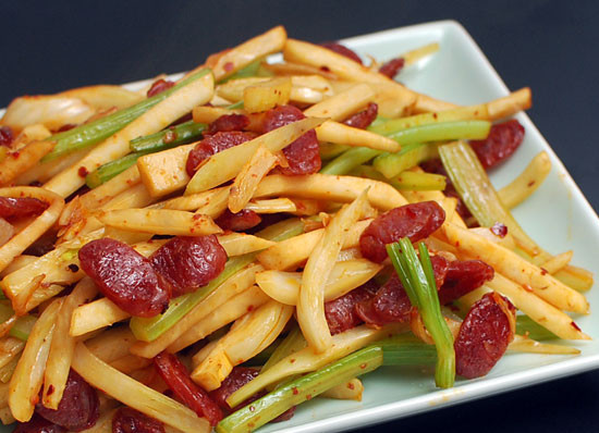 1. Этап. Жареный сельдерей: 5. При подаче на стол можете украсить несколькими веточками зелени, можете также подавать жареный сельдерей с мясом, потому что его вкус очень хорошо раскрывается с птицей. Также жареный сельдерей можно подать и с маринованными овощами.