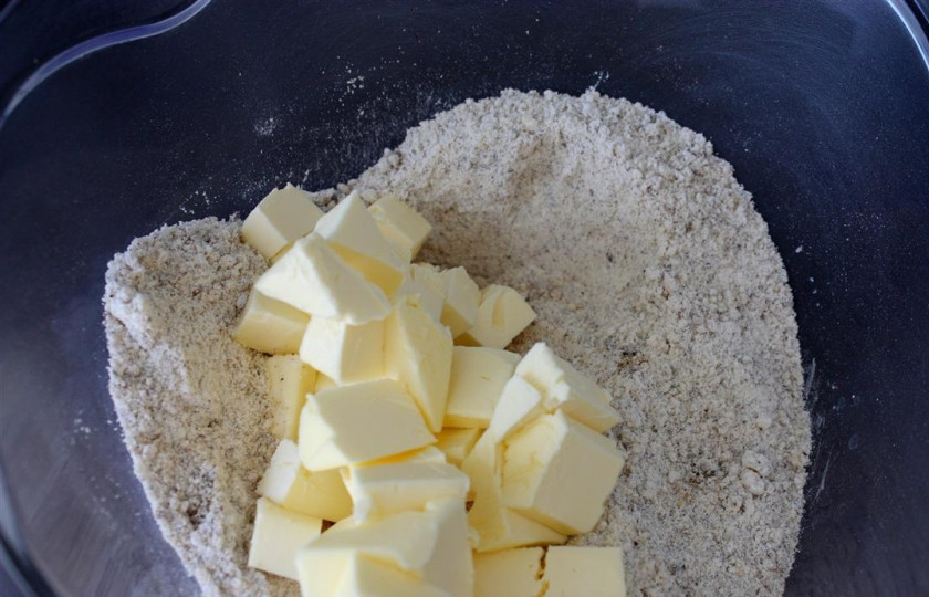 1. Этап. Линцский торт: 2. Масло охлаждаем, режем на кубики, и добавим к сухой смеси