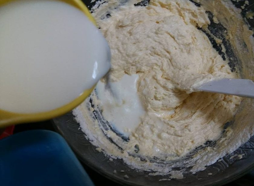 1. Этап. Ванильный бисквитный торт: 4. В тесто влейте молоко и снова хорошо перемешайте.