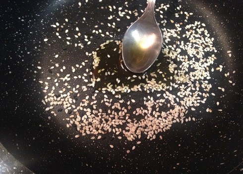 1. Этап. Соус Терияки в домашних условиях: На сухой сковороде обжарим кунжутные семечки до легкого подрумянивания, а затем добавим растительное масло и обжариваем еще минутку.