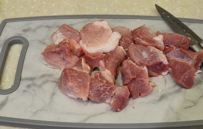 1. Этап. Шашлык Путина: Мясо промойте и нарежьте на кусочки.