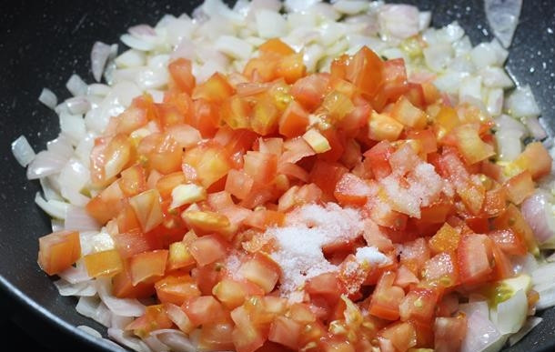 1. Этап. Баттер панир масала: 2. Добавьте измельченные помидоры через пару минут и (по вкусу) немного соли. Оставьте на среднем огне, периодически помешивая, пока овощи не станут мягкими.