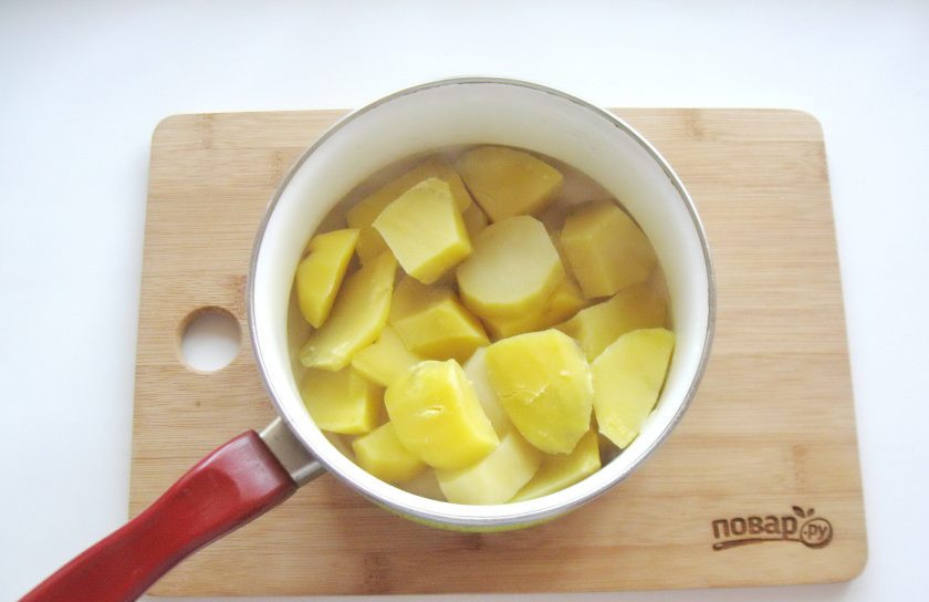 1. Этап. Вареники на минеральной воде: Картофель очистите, помойте, нарежьте и выложите в кастрюлю. Залейте холодной водой и поставьте на плиту. Посолите по вкусу и варите до готовности. После воду слейте.