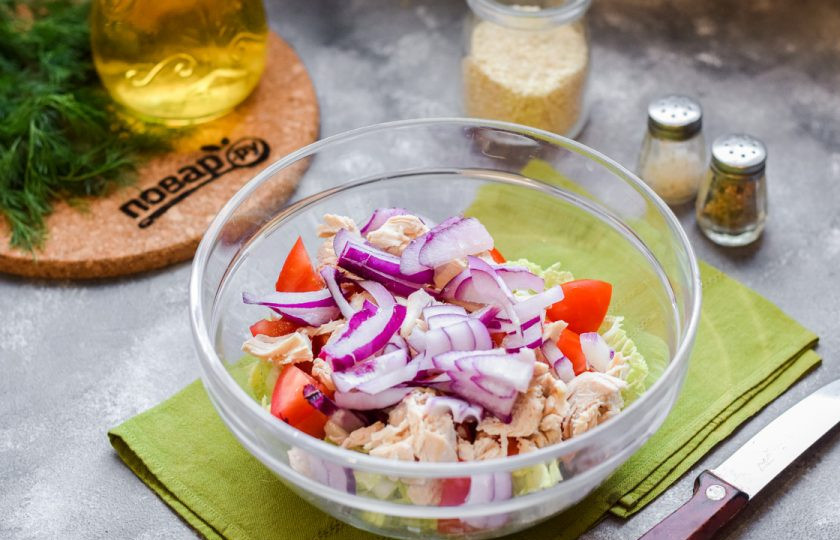 1. Этап. Салат с курицей и пекинской капустой: Красный сладкий лук очистите и нарежьте полукольцами, добавьте в салат. Если используете обычный лук, предварительно замаринуйте его в уксусе.
