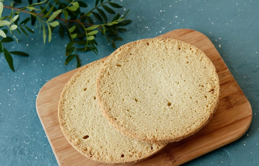 1. Этап. Бисквит на аквафабе: Полностью остудите бисквит в форме, затем аккуратно достаньте его. Разрежьте на 2 или 3 части. Бисквит на аквафабе готов.