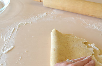 1. Этап. Открытый пирог с ягодами: 8. Чтобы перенести тесто в форму и оно не порвалось, сложите его аккуратно.