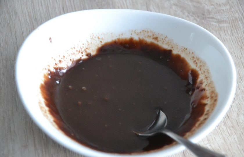 1. Этап. Эклеры со сметанным кремом: Нанесите шоколад на эклеры с помощью кулинарной кисти или просто окуная их в шоколадную массу.