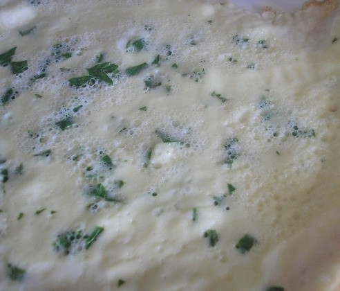 1. Этап. Яичница с икрой: Немного остудите полученный омлет.