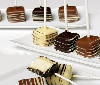 1. Этап. Канапе для детей: 6. Детский праздник практически никогда не обходится без шоколада. Такие оригинальные канапе можно довольно просто приготовить дома, окунув нарезанный кубиками бисквит в глазурь из белого или черного шоколада. Этот простой рецепт канапе для детей может заменить даже праздничный торт.