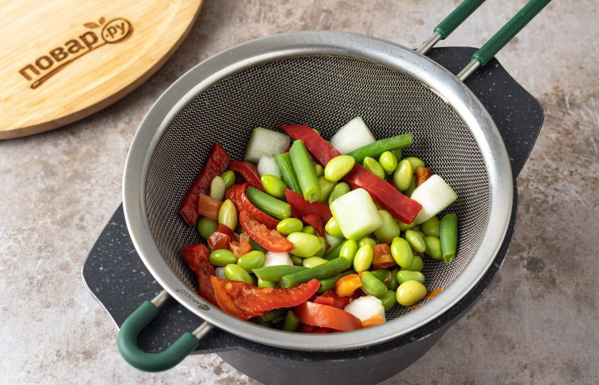 1. Этап. Cалат из замороженных овощей: Промойте в холодной, откиньте на сито и дайте стечь воде.