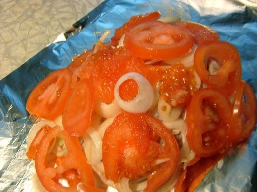 1. Этап. Куриная грудка, запеченная в сметане: 6. Таким же образом разложить помидоры. При желании овощи можно слегка присолить. Куриная грудка, запеченная в сметане в домашних условиях также отлично сочетается с болгарским перцем, спаржей и баклажанами.