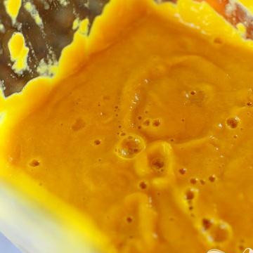 1. Этап. Суп в тыквенном горшочке: 5. Добавить сливки, мускатный орех и снова перемешать, пока масса не будет нежной и бархатистой.