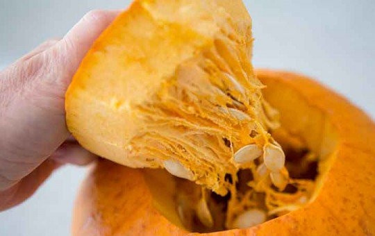 1. Этап. Запеченные тыквенные семечки: 1. Тыкву вымойте и обсушите. Срежьте верхушку.