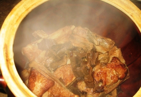 1. Этап. Щи боярские: Мясо необходимо переложить в большой горшок или кастрюлю, которую можно использовать для духовки. Если нет горшка, то лучше брать кастрюлю с толстыми стенками