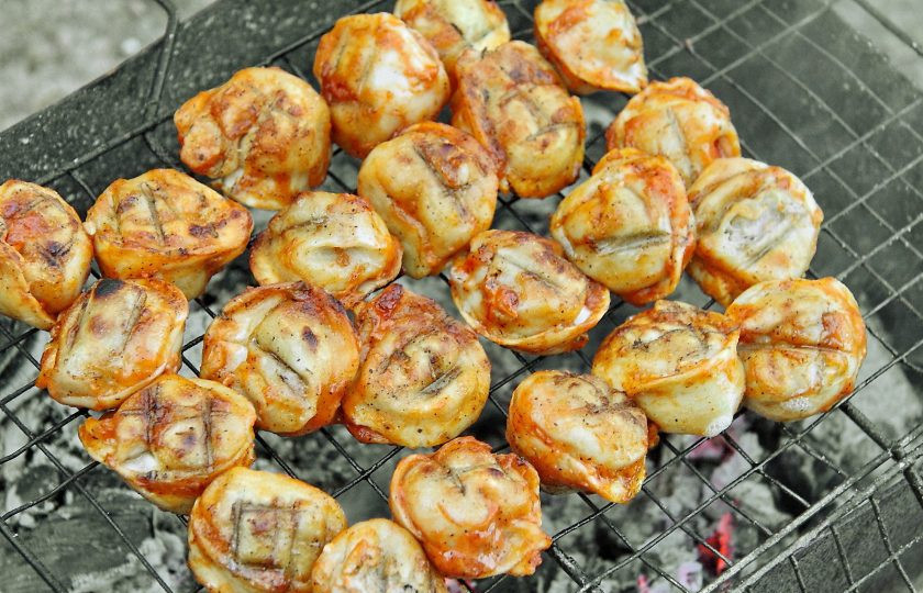 1. Этап. Пельмени на мангале: Жарьте пельмени на мангале до готовности. Во время жарки пельмени необходимо перевернуть один раз, чтобы они подрумянились со всех сторон.