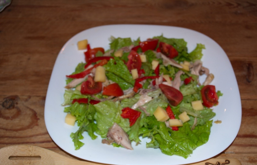 1. Этап. Салат Коко Шанель: Нарежьте небольшие помидоры полукольцами. Помидоры должны быть упругими. Для данного салата слишком мягкие не годятся. Твердый сыр нарезаем кубиками.