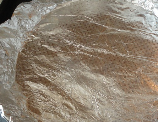 1. Этап. Кабачки по-итальянски: 6. Берем пищевую фольгу для запекания и выкладываем ее на сковороду средней формы или на обычную форму для запекания.