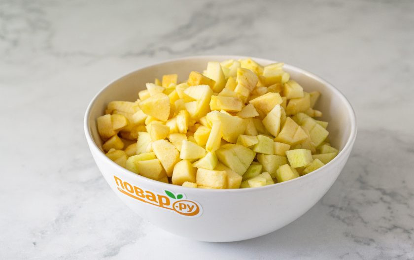 1. Этап. Варенье из яблок и абрикосов: Яблоки помойте, очистите от кожуры и удалите сердцевину. Затем нарежьте маленькими кубиками.