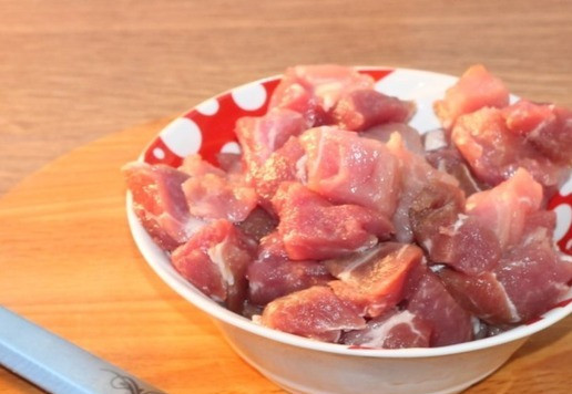 1. Этап. Поджарка с подливкой и лапшой: 2. Мякоть свинины нарежьте маленькими кусочками — брусочками, кубиками — как угодно. Посолите свинину и приправьте молотым черным перцем.