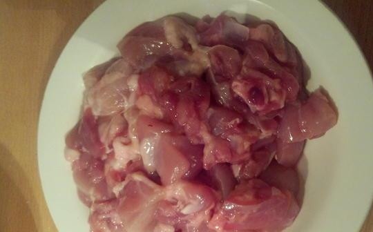 1. Этап. Тушеное мясо по-мексикански: Нарезаем мясо (или филе птицы) небольшими кусочками, солим.