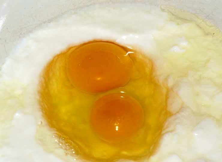 1. Этап. Пирожки со щавелем: В глубокой миске смешиваем яйца, соль, сахар, кефир и соду.