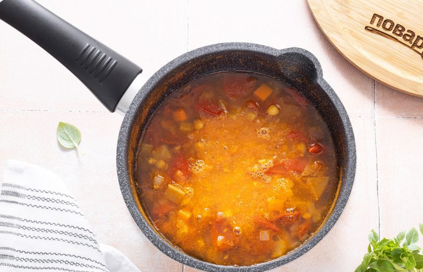 1. Этап. Суп с чечевицей: Перелейте получившееся пюре обратно в суп и все перемешайте.