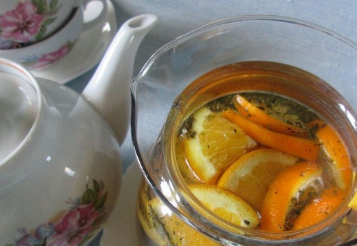 1. Этап. Чай зеленый с ароматными добавками: После окончания времени заваривания соединить зелёный чай и ароматную составляющую. Из второго чайника вынуть ситечко и залить заварку в чайник с ароматной частью.