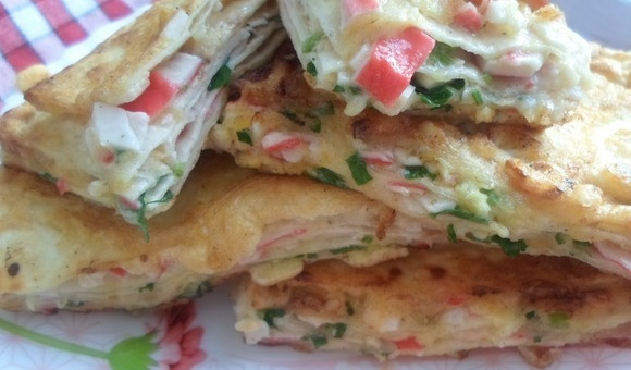 1. Этап. Обжаренный лаваш с крабовыми палочками: Обжарьте гренки в растительном масле с обеих сторон до золотистой корочки. Приятного аппетита!