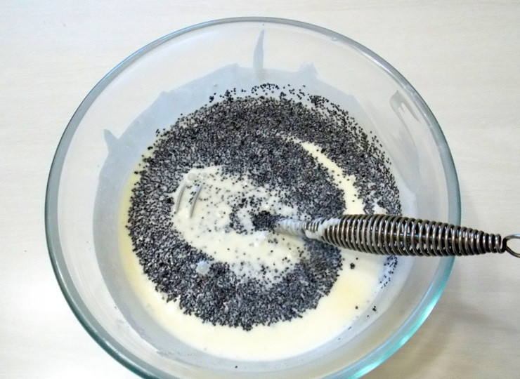 1. Этап. Песочный пирог с заливкой: Немного взбейте сметану, сахар, ванильный сахар до однородной массы. Всыпьте мак и перемешайте.