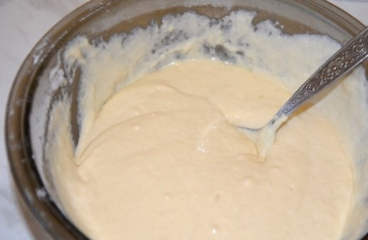 1. Этап. Заливной пирог с капустой: 5. Порционно добавляю заранее просеянную пшеничную муку, тщательно перемешиваю и получаю жидкое тесто.