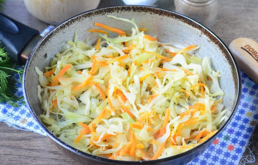 1. Этап. Капустный заливной пирог на майонезе и сметане: Быстро обжарьте капусту с овощами на сковороде с растительным маслом. Добавьте соль и черный перец по вкусу. Начинку остудите.