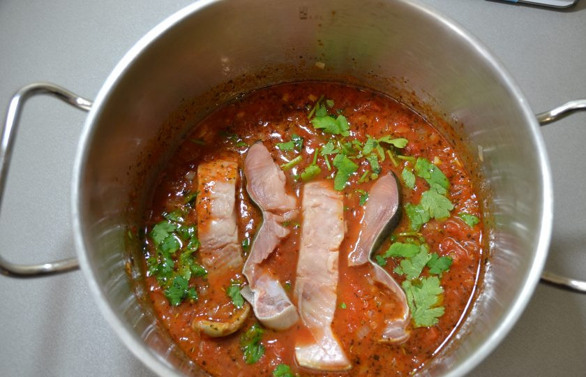 1. Этап. Зуппа ди пеше: Добавьте петрушку и кусочки рыбы.