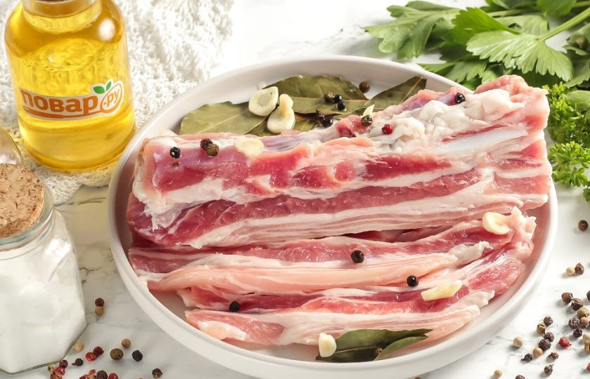 1. Этап. Бекон в домашних условиях: Соленый бекон извлеките из рассола и нарежьте ломтиками при подаче. Если хотите хранить такой продукт, то его лучше всего заморозить, а потом нарезать тоненькими ломтиками. Домашний бекон готов! Приятного аппетита!