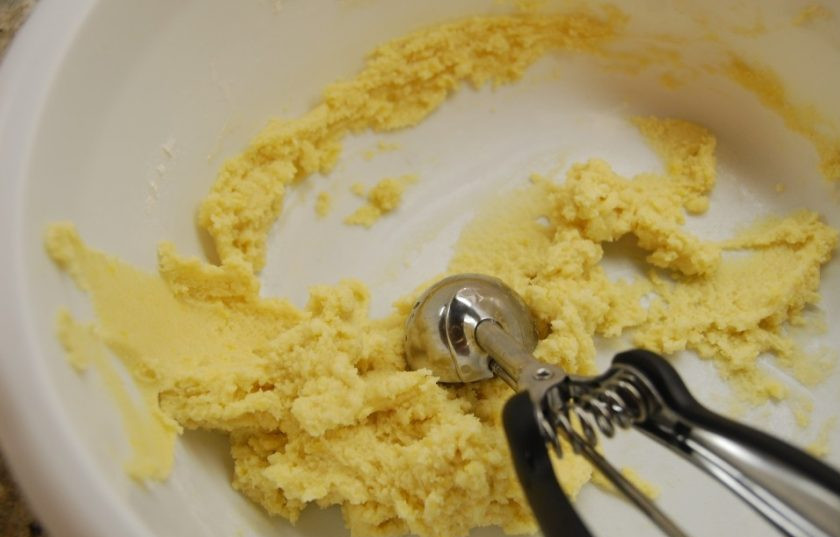 1. Этап. Простое сахарное печенье: 2. Замесите тесто из всех ингредиентов в миске.