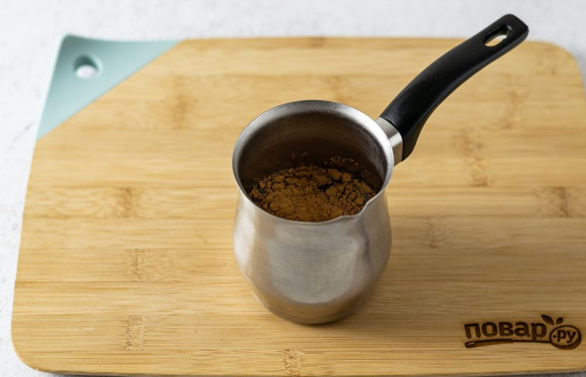 1. Этап. Кофе по-бразильски: Перелейте воду в турку, добавьте сахар и какао-порошок. Размешайте, доведите до кипения и варите напиток 5 минут.