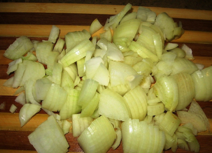 1. Этап. Гуляш из говядины с грибами: Для начала берем побольше репчатого лучка, чистим его и нарезаем полукольцами или на четвертинки.