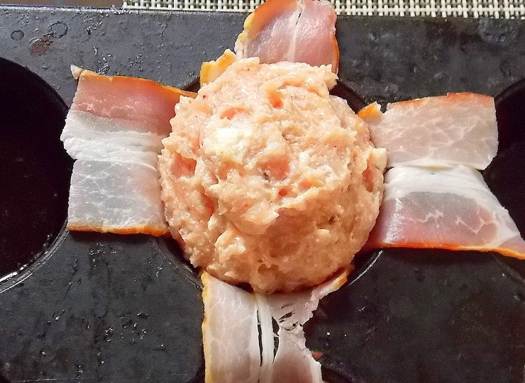 1. Этап. Мясные шарики в беконе: Сделайте из фарша круглую заготовку и положите на бекон.