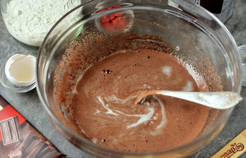 1. Этап. Печенье Новогодние олени: Масло растопите в микроволновке, влейте в миску, перемешайте.