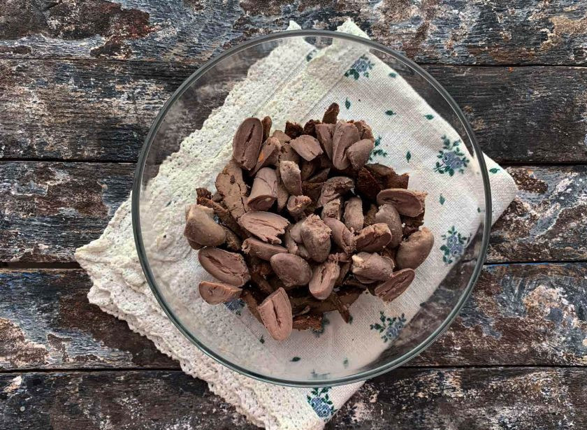 1. Этап. Салат с куриными сердечками и печенью: Добавьте нарезанные куриные сердечки.